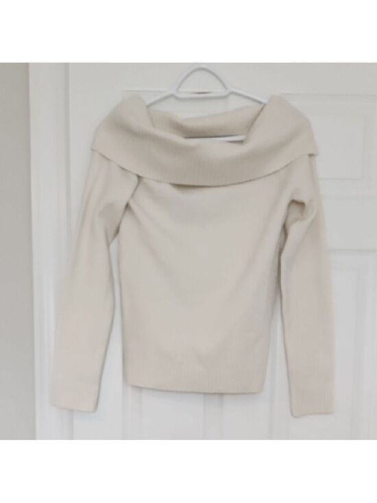 PINQUE Sweaters - Elegant Cream Off-Shoulder Sweater
